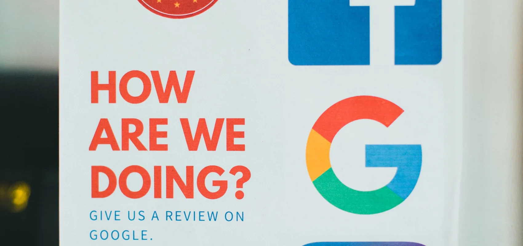 Affiche invitant les clients d’un commerce à laisser un avis sur Google et à suivre la page Facebook
