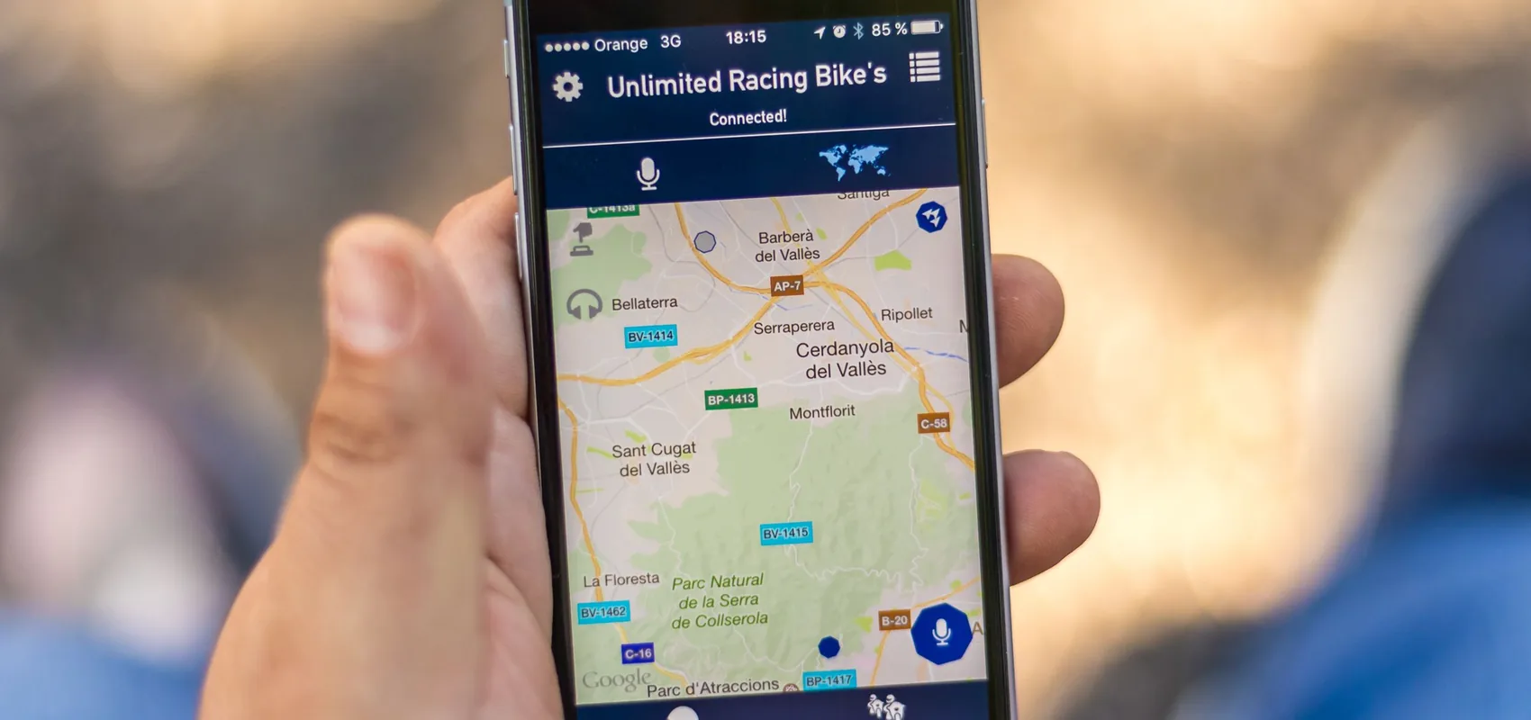 Main tenant un smartphone qui affiche une carte de recherche locale en extérieur