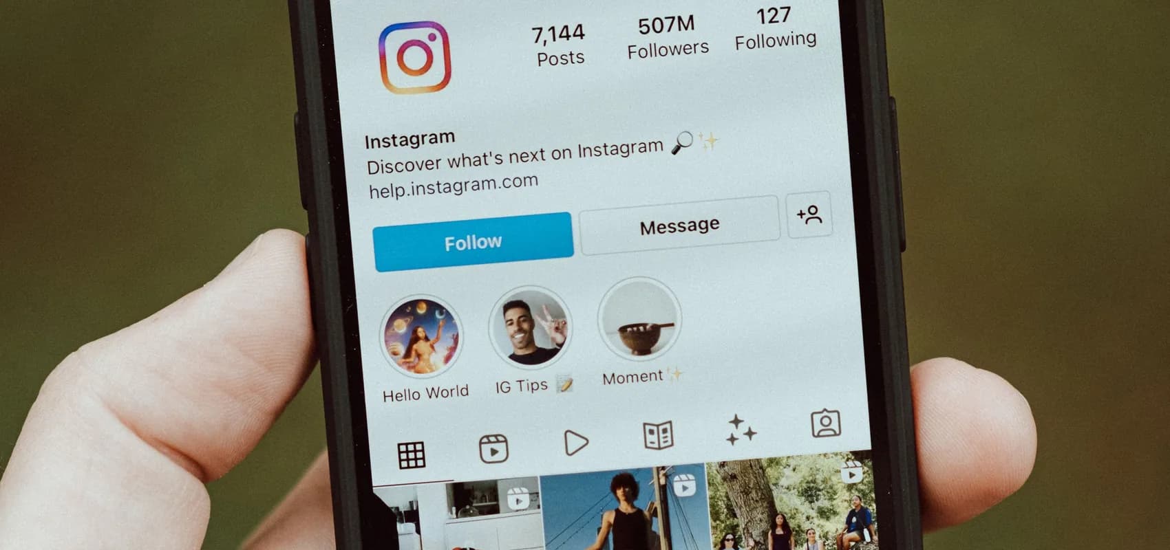 Profil Instagram affiché sur un smartphone, avec le nom d’utilisateur et le nombre d’abonnés