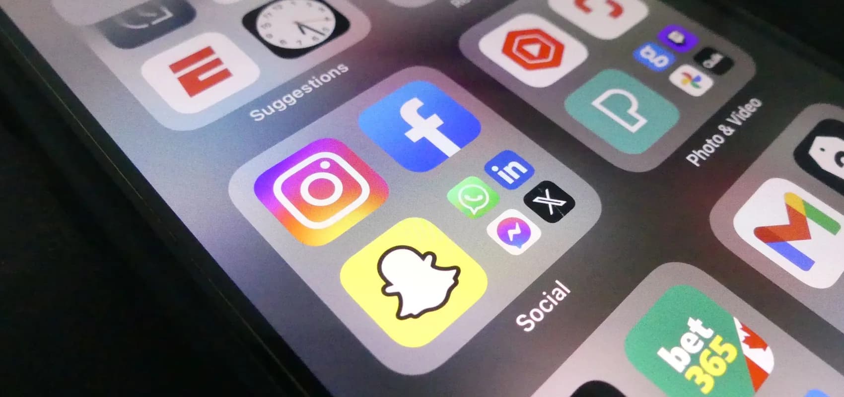 Écran d’accueil d’un smartphone avec l’icône Snapchat parmi les applications sociales