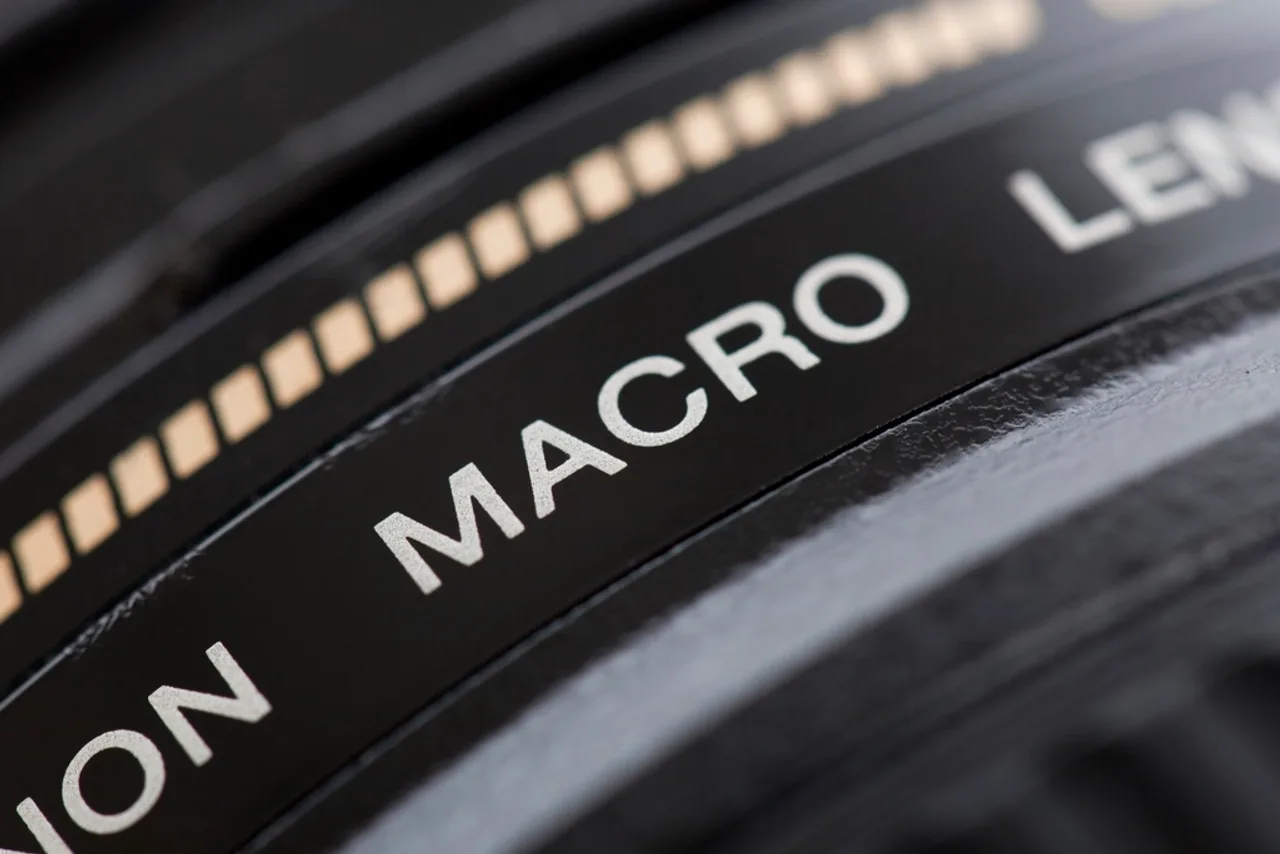 Gros plan sur la bague d’un objectif macro d’appareil photo