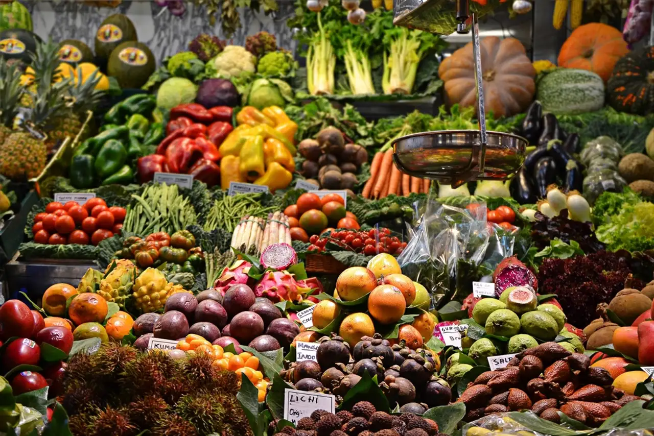 Cageots de légumes fraîchement récoltés sur un étal de marché
