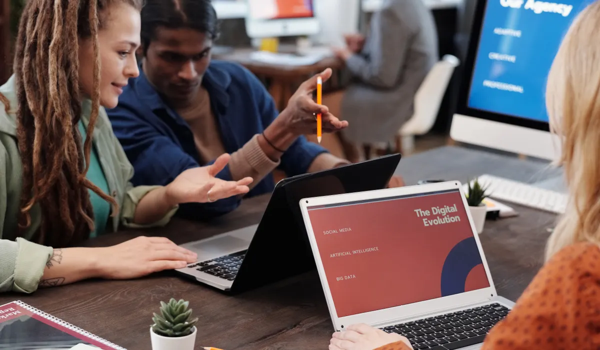 Équipe d’agence web travaillant ensemble sur le projet d’un client