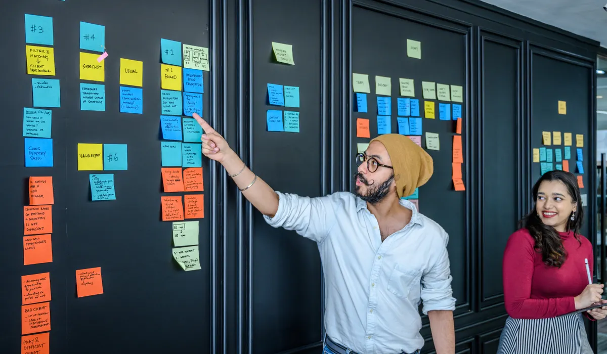 Priorisation des fonctionnalités d’un site web sur un mur de post-it numérotés