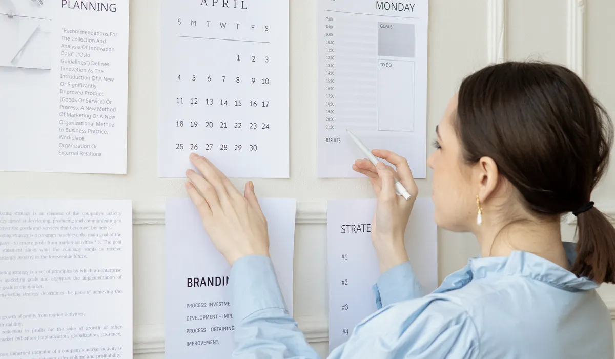 Rétroplanning d’un projet web : calendrier et étapes affichés au mur