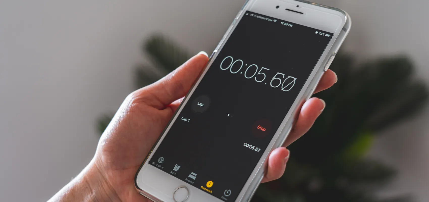 Chronomètre sur smartphone mesurant le temps de chargement d’une page web