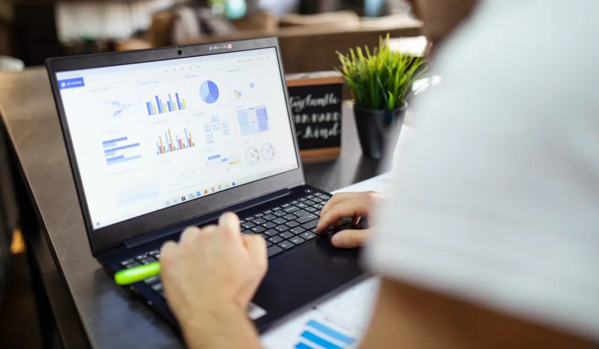Répartition budgétaire des phases d’un projet web affichée en graphiques sur un ordinateur portable