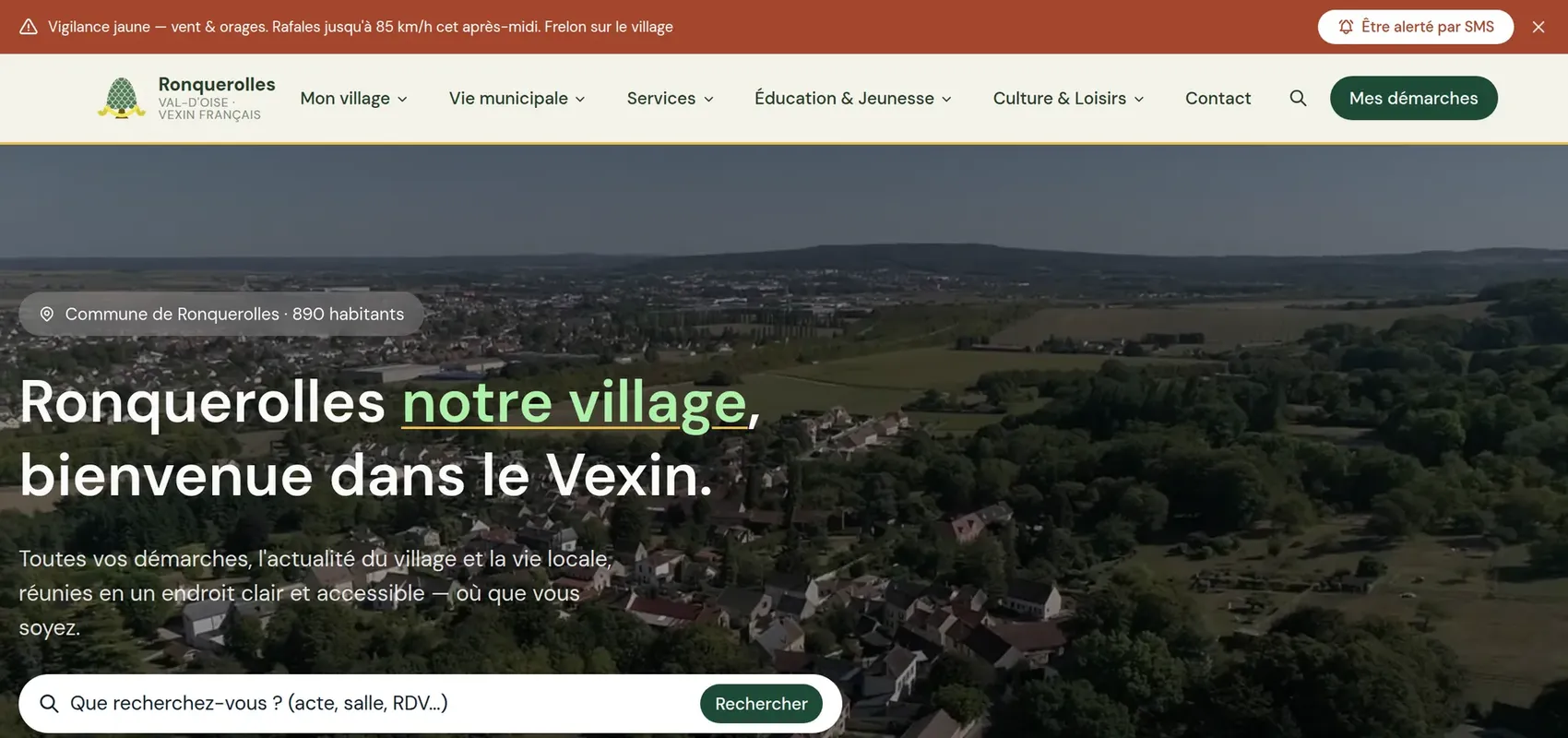 Page d’accueil du site de la mairie de Ronquerolles avec bandeau d’alerte et vue aérienne du village