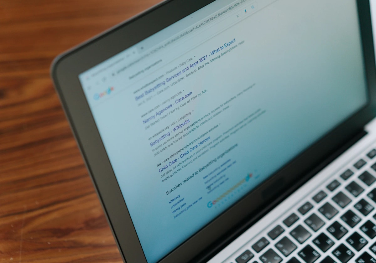 Une page de résultats de recherche Google affichée sur un ordinateur portable
