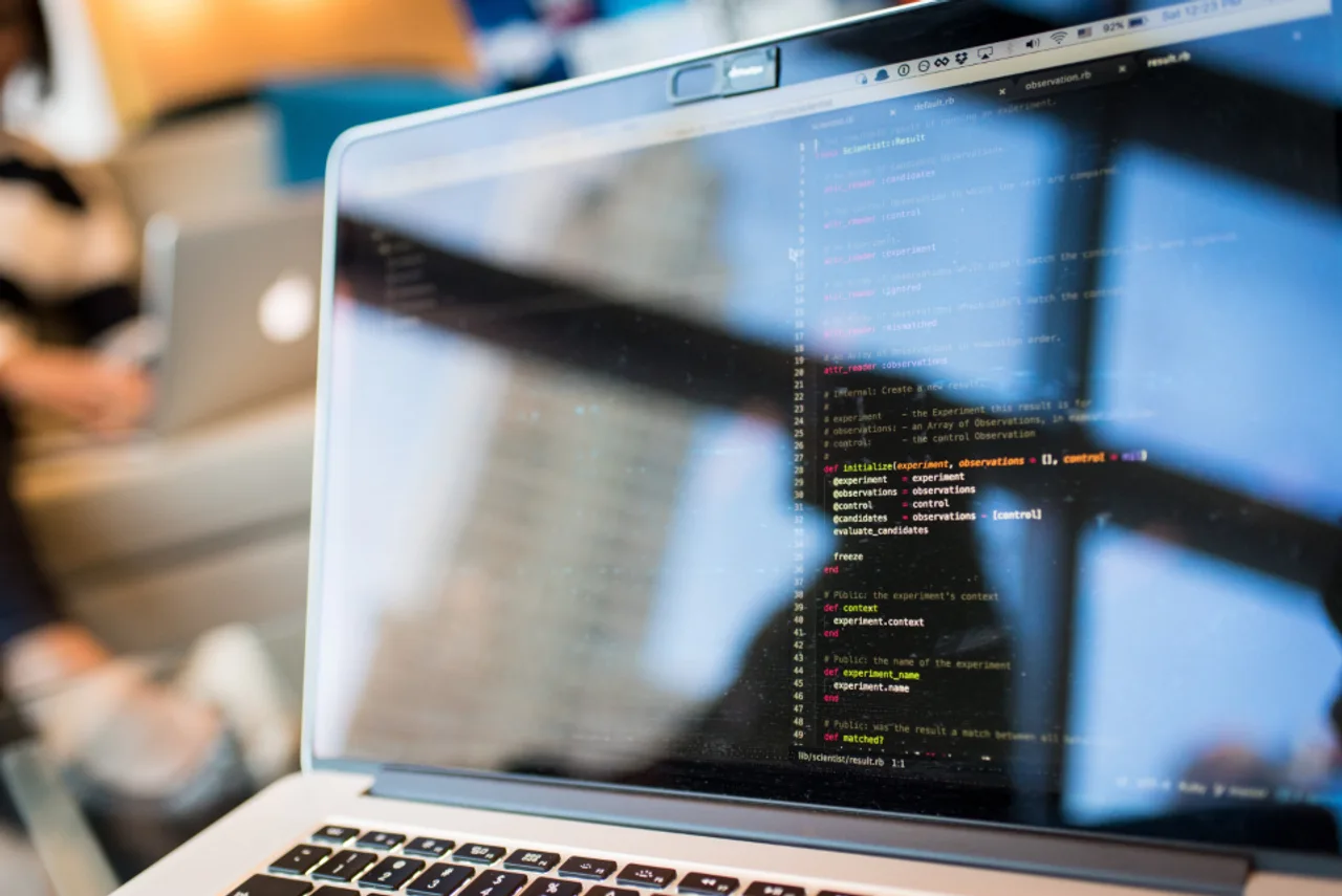 Écran d’ordinateur portable affichant le code d’une application en cours de développement