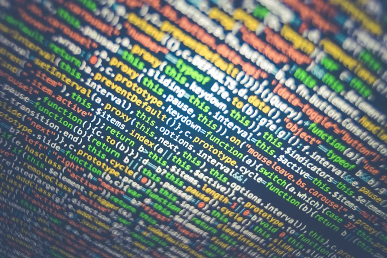 Gros plan sur un écran affichant le code source dense d’une application web existante